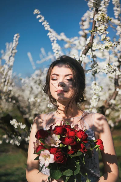 Genç güzel gelin dışarıda poz veriyor. 