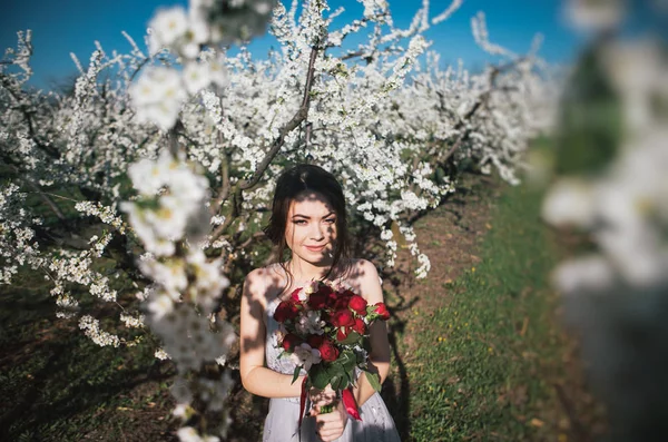 Jeune Belle Mariée Posant Extérieur — Photo