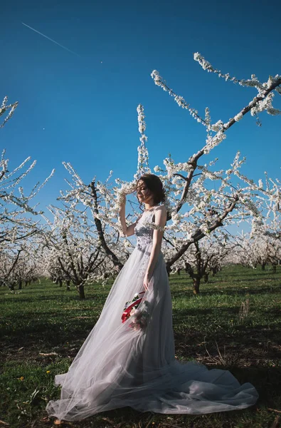 Junge Schöne Braut Posiert Freien — Stockfoto