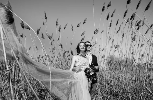 Foto Blanco Negro Aire Libre Los Recién Casados — Foto de Stock