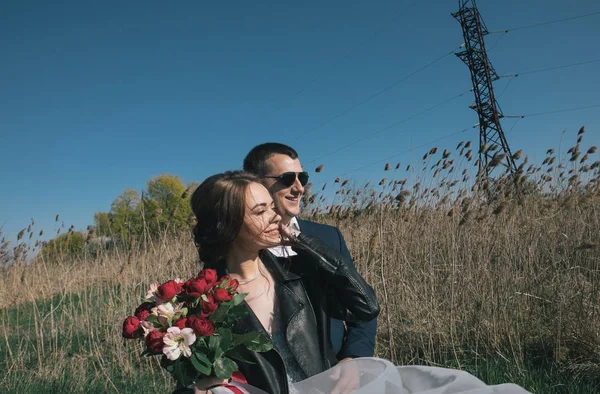 açık fotoğraf - yeni evliler oturumu