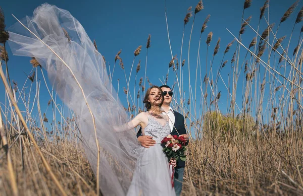 Zewnątrz Fotografia Sesja Młodej Pary — Zdjęcie stockowe