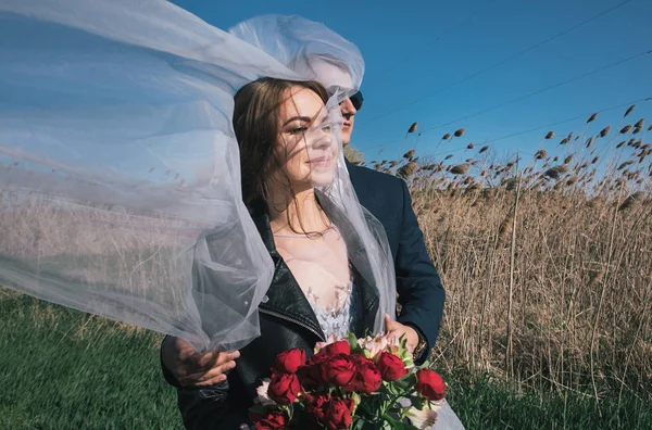 açık fotoğraf - yeni evliler oturumu