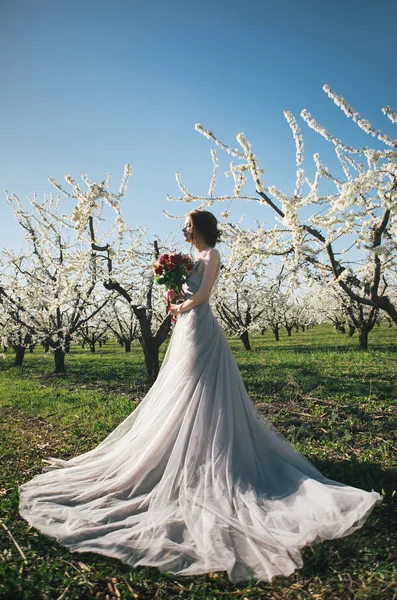 Schöne Braut Posiert Freien — Stockfoto