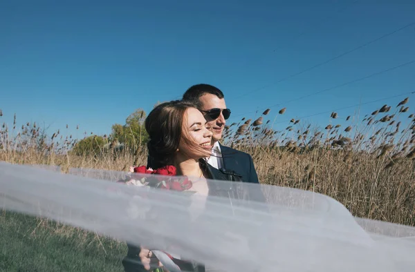 açık fotoğraf - yeni evliler oturumu