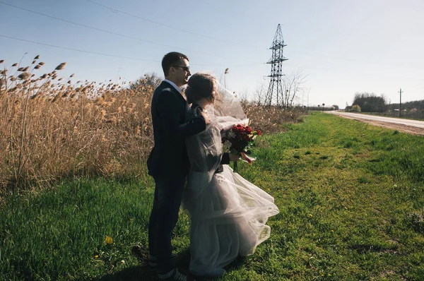 Buiten Foto Sessie Voor Pasgetrouwden — Stockfoto