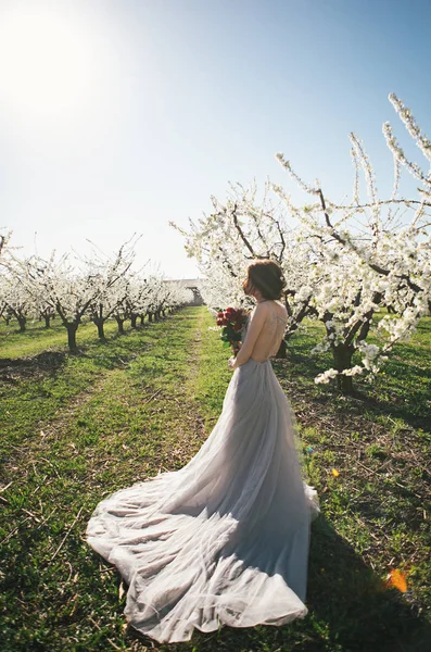 Junge Schöne Braut Posiert Freien — Stockfoto