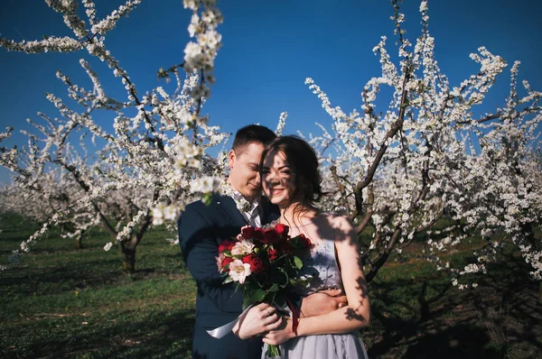 Kærligt Par Bruden Brudgommen Lys Kjole Bryllupstur Blomstrende Haver Foråret - Stock-foto