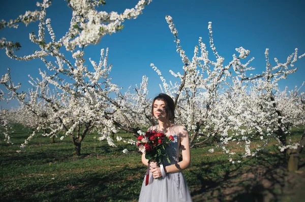 Jeune Belle Mariée Posant Extérieur — Photo