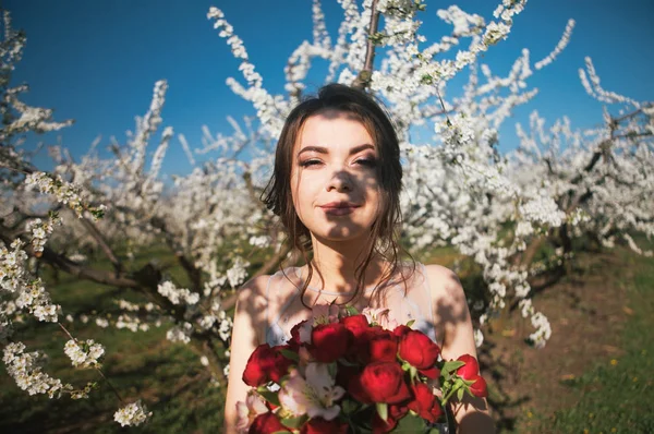 Jeune Belle Mariée Posant Extérieur — Photo