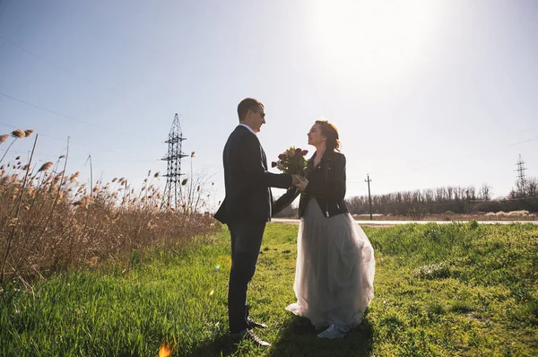 屋外の写真 新婚夫婦のセッション — ストック写真