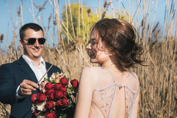 Buiten Foto Sessie Voor Pasgetrouwden — Stockfoto