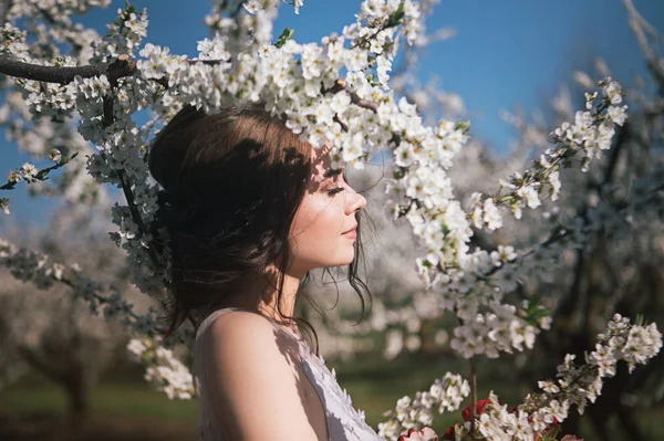 Jeune Belle Mariée Posant Extérieur — Photo