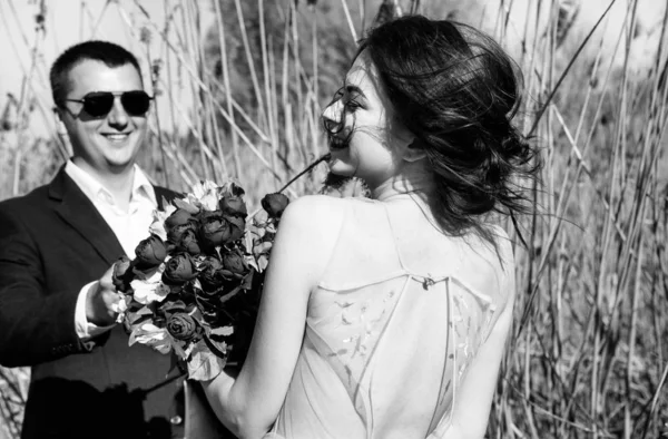 Foto Preto Branco Livre Recém Casados — Fotografia de Stock