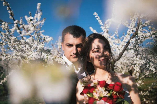 Sevgi Dolu Çift Gelin Damat Düğün Yürüyüşe Çiçekli Bahçeleri Bahar — Stok fotoğraf