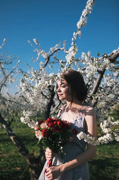 Jeune Belle Mariée Posant Extérieur — Photo