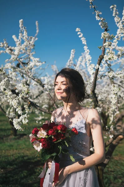 Jeune Belle Mariée Posant Extérieur — Photo