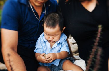 Yürümeye başlayan çocuk oğlu ile Asya Aile görünümünü kırpılmış