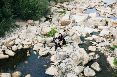 Kayalar üzerine oturan küçük oğlu ile Kore aile