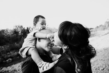 Asya veliler oğlu omuzlarında annesi çerez ile besleme ile sarılma