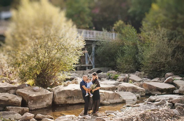 Lycklig Koreansk Familj Promenad Nära Floden Bergen Mamma Pappa Och — Stockfoto