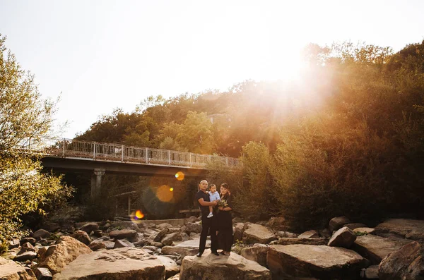 Lycklig Koreansk Familj Promenad Nära Floden Bergen Mamma Pappa Och — Stockfoto