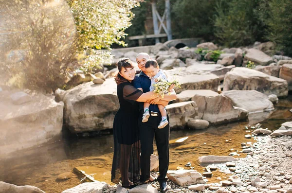 Lycklig Koreansk Familj Promenad Nära Floden Bergen Mamma Pappa Och — Stockfoto