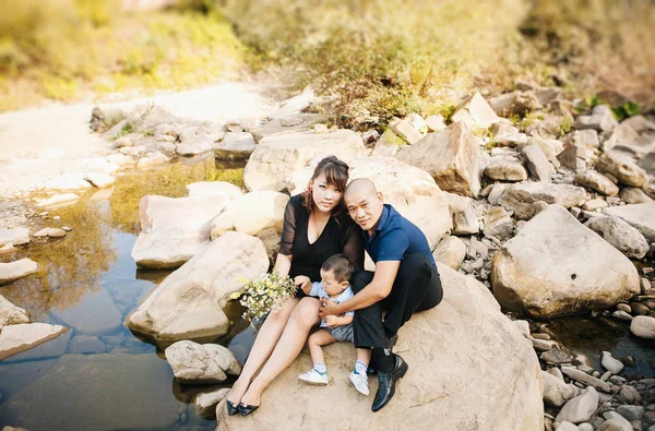 Ευτυχισμένη Οικογένεια Κορέας Έναν Περίπατο Κοντά Στον Ποταμό Στα Βουνά — Φωτογραφία Αρχείου