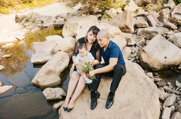 Lycklig Koreansk Familj Promenad Nära Floden Bergen Mamma Pappa Och — Stockfoto