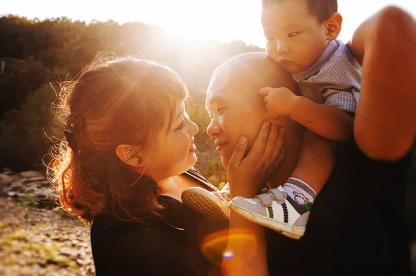 Κορεατική Οικογένεια Γιο Στους Ώμους Αγκαλιάζοντας Εξωτερική Στο Ηλιοβασίλεμα — Φωτογραφία Αρχείου