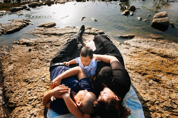 Famiglia Asiatica Rilassante Sul Lungofiume Con Piccolo Figlio — Foto Stock