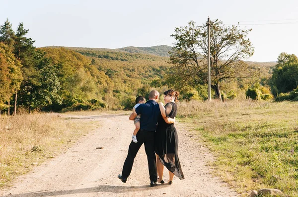 Asiático Família Andando Por Campo Com Pequeno Filho Pais Abraçando — Fotografia de Stock