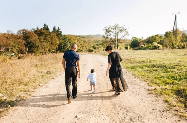 Asya aile alan ile küçük oğlu tarafından yürüyüş
