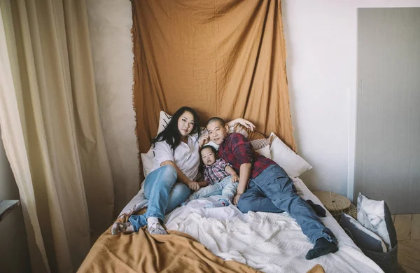 Família Coreana Com Filho Deitado Cama Com Travesseiros — Fotografia de Stock
