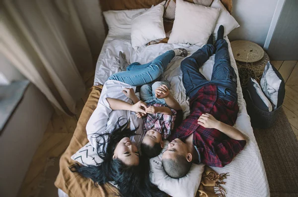 Família Coreana Com Filho Deitado Cama Com Travesseiros — Fotografia de Stock