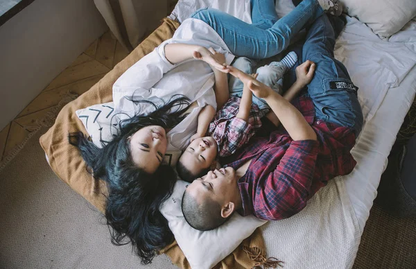 Família Coreana Com Filho Deitado Cama Com Travesseiros — Fotografia de Stock