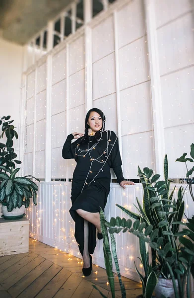 Koreanska Kvinna Svart Klänning Poserar Insvept Krans Med Ett Upplyft — Stockfoto
