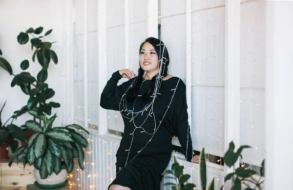 Gorgeous Korean Woman Black Dress Wrapped Garland — Stock Photo, Image