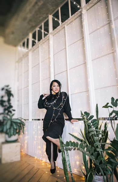 Korean Woman Black Dress Posing Wrapped Garland One Lifted Leg — Stock Photo, Image