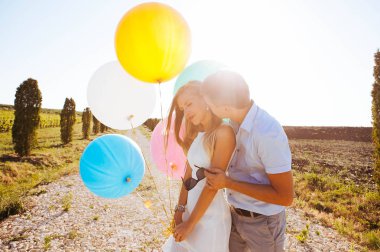 aşık gülmek, sarılmak ve bir yürüyüşe alanlarla yaz aylarında çalıştırmak balon tutun