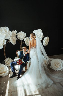 şık gelin ve Damat Düğün fotoğraf oturumunda stüdyoda, sevgi dolu birkaç gülüyor ve hugs