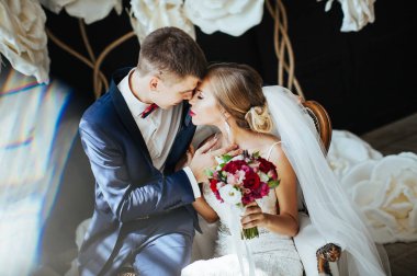 bir kaç içinde aşk - gelin ve damat - yavaşça düğün gününde kiss
