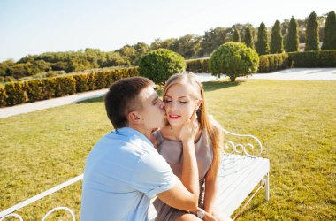 şık kaç aşk - gözlük ve sarışın adam - için a yürümek, olumlu duygular içinde