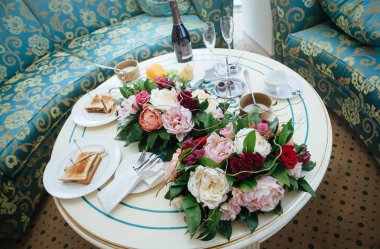 çiçekler ve masada sandviç