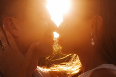 gün batımında dağlarda yaz aylarında bir yolda aşk iki sonra nazikçe birbirinize bakın