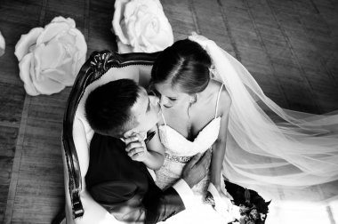 şık gelin ve Damat Düğün fotoğraf oturumunda stüdyoda, sevgi dolu birkaç gülüyor ve hugs