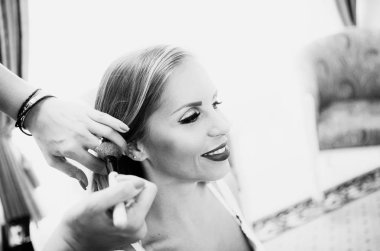 Gelin yapmak onun saç, siyah beyaz fotoğraf