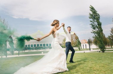 aşık - gelin ve damat mutlu çiftimiz parkta ateş yanıyor