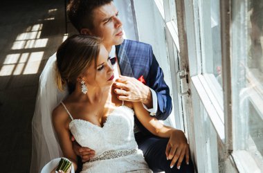 şık gelin ve Damat Düğün fotoğraf, stüdyoda, birkaç içinde aşk, sert ışık fotoğraf ateş