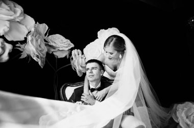 gelin damat - siyah ve beyaz düğün fotoğraf stüdyo yavaşça kucaklayan